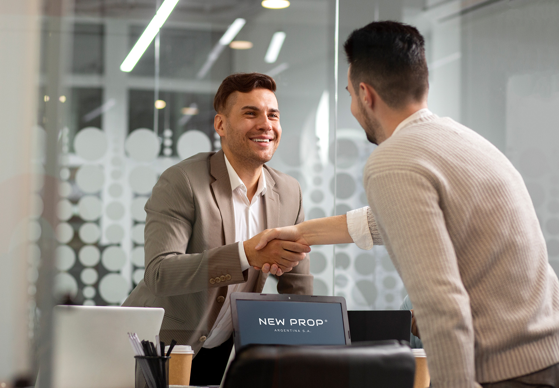 <img src="https://newproparg.com/wp-content/uploads/2025/04/Mesa-de-trabajo-7REDIM.svg" alt="Logo de new prop" width="300" height="200">
